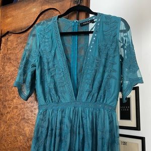 DEEP V DRESS. Beautiful design/sheer/shorts attached🦋